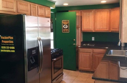 Green Bay House | PackerPlex| Across From Lambeau Field! Sleeps 19!