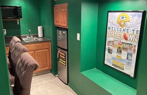 Green Bay House | PackerPlex| Across From Lambeau Field! Sleeps 19!