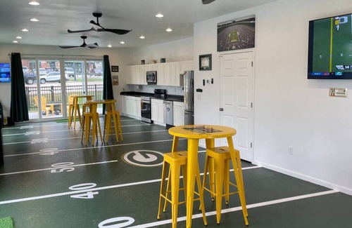 Green Bay House | PackerPlex| Across From Lambeau Field! Sleeps 19!