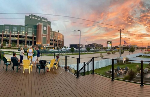 Green Bay House | PackerPlex| Across From Lambeau Field! Sleeps 19!