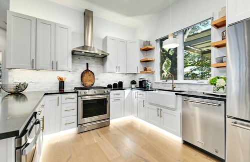 Kingsland House | Packsaddle Point! Luxury Lakefront w/Pool+Guest House