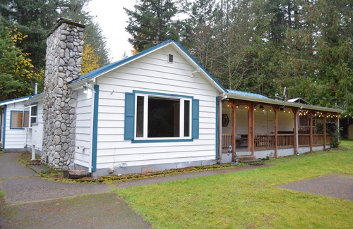 Packwood House | Packwood cabin with hottub, close to White Pass, pet friendly