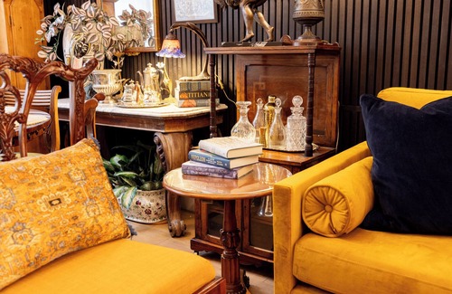 Paddington Apartment | Paddington 4-Bed 8-Guest w/Patio Massive Apartment in Old Victorian Pub