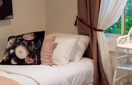 Barrengarry House | Paddington Cottage - romantic weekend away or a great place for family catch up