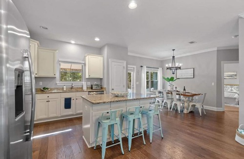 Point Washington House | Paddle Boards, Beach Gear, Backyard Bar & lawn games!