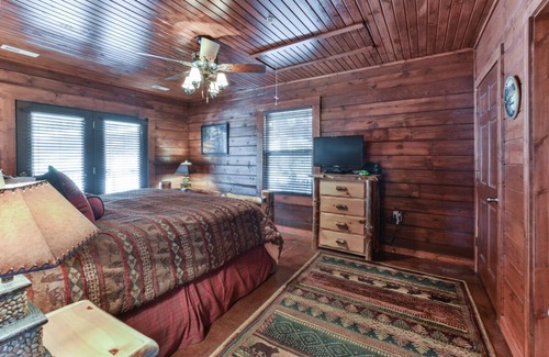 Branson Cedars Cabin | Paddle Over to Canoe Crossing | 3 Bed, 3 Bath