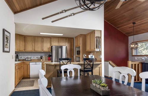 Sunriver House | Paddle, Pedal, Play – Sunriver Getaway w/SHARC passes, Hot Tub Game Room & More