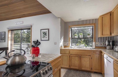 Sunriver House | Paddle, Pedal, Play – Sunriver Getaway w/SHARC passes, Hot Tub Game Room & More