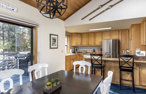 Sunriver House | Paddle, Pedal, Play – Sunriver Getaway w/SHARC passes, Hot Tub Game Room & More