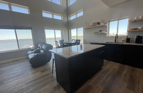 Arlington House | Paddlebord,Lilypad,FamFriendly:LakesideLux