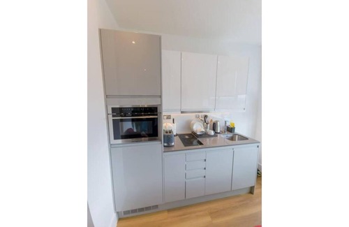 Slough Apartment | PAGE 256 BY JA'MO WITH KING BED AND FREE PARKING