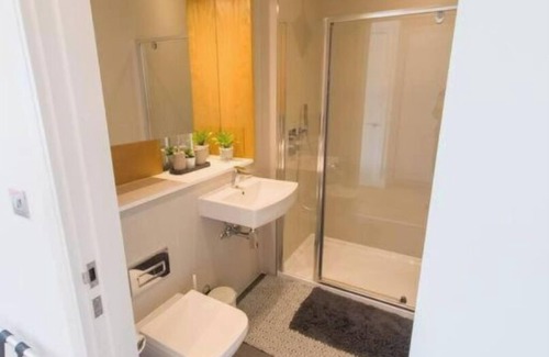 Slough Apartment | PAGE 256 BY JA'MO WITH KING BED AND FREE PARKING