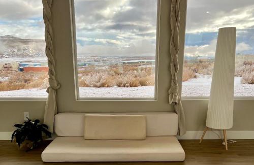 Big Water House | Page Arizona border town- Tranquil Zen Retreat with Amazing Mesa Views