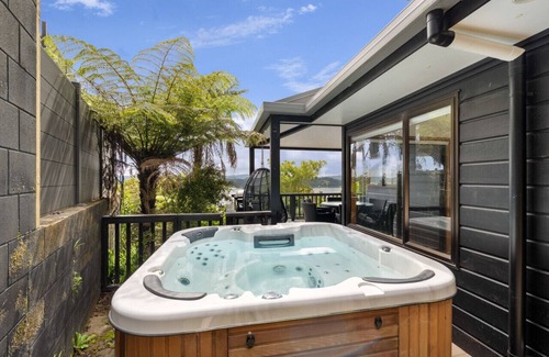 Paihia House | Paihia Bay View, 4 Bedroom & Spa