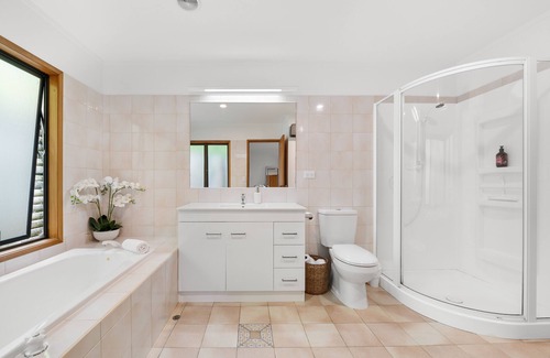 Paihia House | Paihia Bay Views, 4 bedroom with Spa Pool