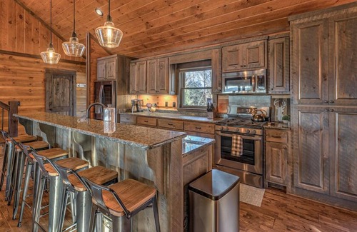Mineral Bluff Cabin | Painted Sunset Lodge - Sunset Views | 3 Master Suites | Hot Tub and Outdoor Living | Game Room
