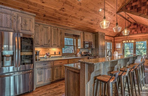 Mineral Bluff Cabin | Painted Sunset Lodge - Sunset Views | 3 Master Suites | Hot Tub and Outdoor Living | Game Room