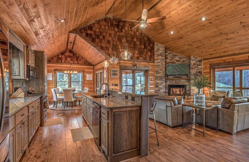 Mineral Bluff Cabin | Painted Sunset Lodge - Sunset Views | 3 Master Suites | Hot Tub and Outdoor Living | Game Room