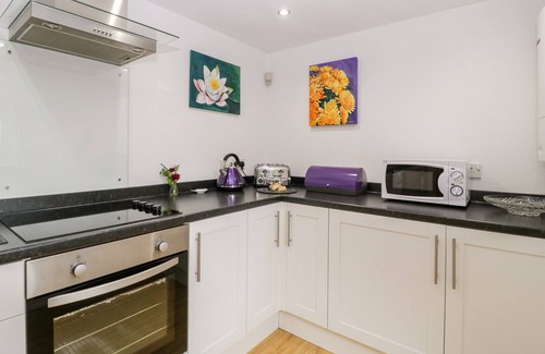 Leominster Cottage | PAINTER'S COTTAGE, romantic, character holiday cottage in Kingsland