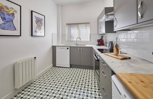 Scarborough City Centre Apartment | Painters - Number 1 - modern 4 bedroom apartment, central location