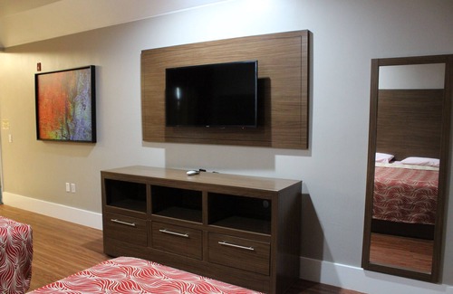 North Shore Hotel | Palace Inn I10East & John Ralston