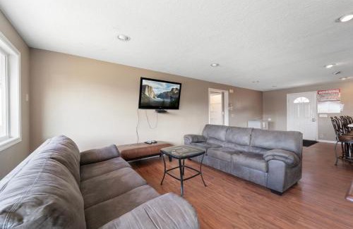 Lake Ozark House | Palace Sleep 20- Bachelor/Bachelorette Parties Welcome!