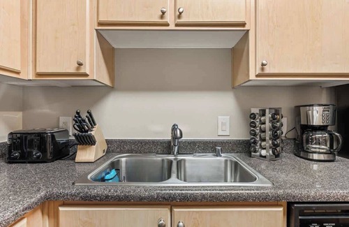 Marina del Rey Bed & Breakfast | Palaya Stay 1BR Oasis 2.5 mi to Marina & Beach