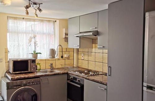 Edmonton Apartment | Palaz 1 - 2 Bedroom Garden Flat
