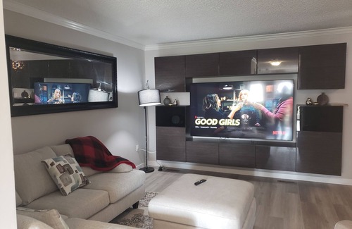 Saskatoon House | Palazzo Bella a Beautiful Home around the Airport with Work-Space and a HOT-TUB.