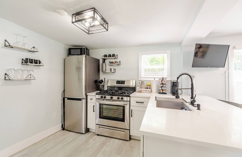 Southwest Cottage | Palm Beach Charm - Hot Tub, Bikes & More! Completely Renovated!