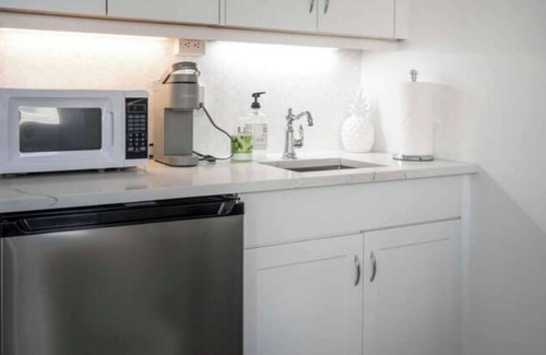 Palm Beach - West Palm Beach Apartment | Palm Beach Chic Studio-kitchenette,pool,AC,fast WiFi,free parking,walk to beach