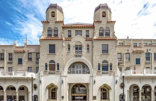 Palm Beach - West Palm Beach Apartment | Palm Beach Chic Studio-kitchenette,pool,AC,fast WiFi,free parking,walk to beach