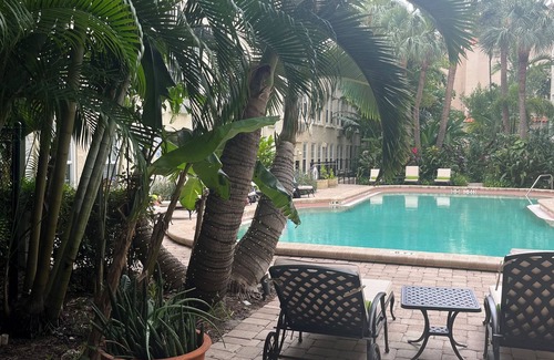 Palm Beach - West Palm Beach Apartment | Palm Beach Chic Studio-kitchenette,pool,AC,fast WiFi,free parking,walk to beach
