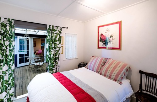 Palm Beach Cottage | Palm Beach Cottage - Palm Beach Cottage is a charming and beautifully decorated holiday cottage with one of the most stunning views on the island. With a king bed, a queen bed and a bunk room this is perfect for families to enjoy time together on the