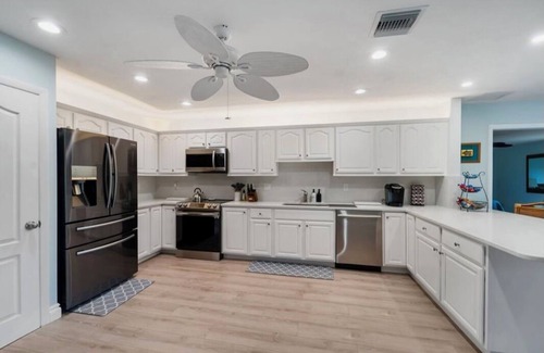 North Palm Beach Apartment | Palm Beach Gardens. Coastal Living in Spacious 3 Bdr. Close to Juno & Jupiter.