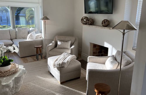 Palm Beach Apartment | PALM BEACH - IN TOWN 2 Bedroom 2 Bath Gem!