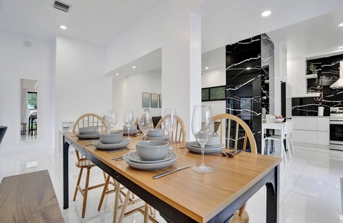Hollywood Lakes House | Palm Breeze Getaway . Close to Beach & Downtown