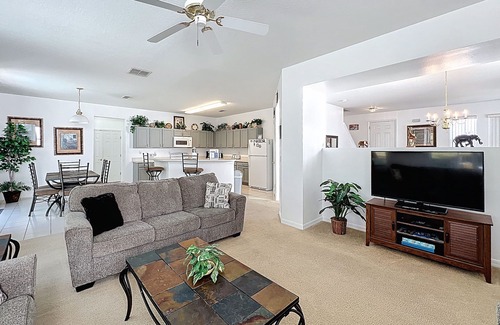 Legacy Park House | PALM BREEZE: Private Pool, 24/7 Support During Your Stay