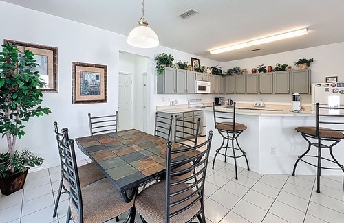 Legacy Park House | PALM BREEZE: Private Pool, 24/7 Support During Your Stay