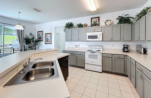 Legacy Park House | PALM BREEZE: Private Pool, 24/7 Support During Your Stay