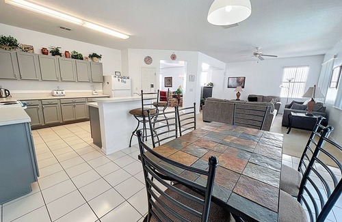 Legacy Park House | PALM BREEZE: Private Pool, 24/7 Support During Your Stay