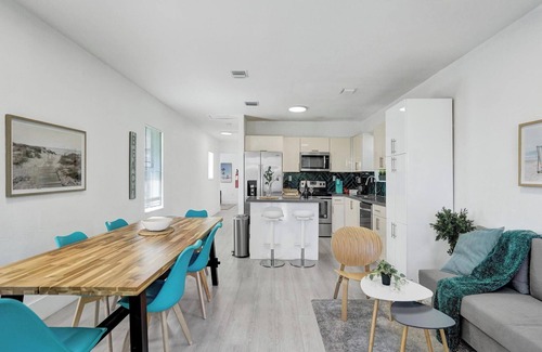Hollywood Lakes House | Palm Breeze Retreat . Close to Beach & Downtown