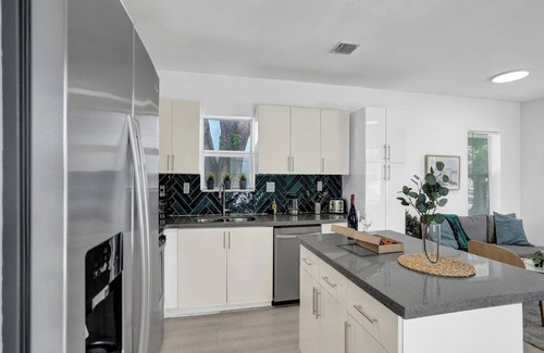 Hollywood Lakes House | Palm Breeze Retreat . Close to Beach & Downtown