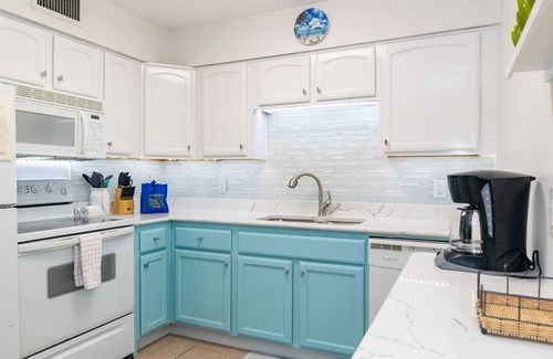 Ilexhurst Condo | Palm Cay 3 2/1 Condo Pool Near White Sandy Beach Close To Dining & Shopping