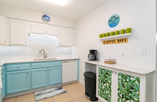 Ilexhurst Condo | Palm Cay 3 2/1 Condo Pool Near White Sandy Beach Close To Dining & Shopping