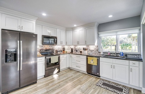 Palm Harbor House | Palm Coast Home w/Screened Patio, 3 Mi to Beach!