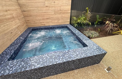 Clifton Beach House | Palm Cove 2 bedroom new built with large heated spa