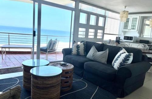 Shaka's Rock Apartment | Palm Cove - 52 Chakas Cove, Penthouse-Literally on the Beach