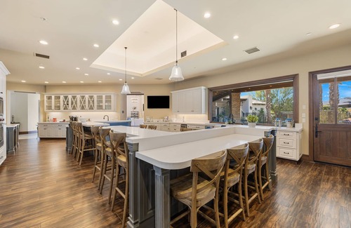 Palm Desert House | Palm Desert Estate, Pool, Courts, Saunas & No Checkout, sleeps 20+