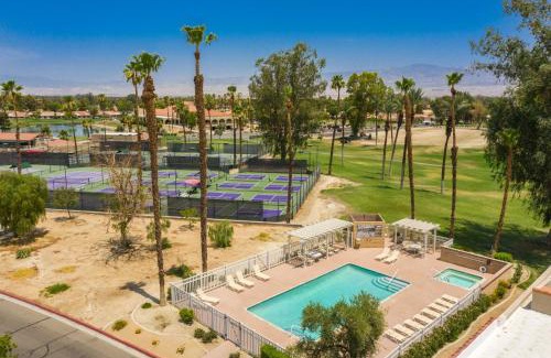 Palm Desert House | Palm Desert Resort Home Outdoor Dining with Views